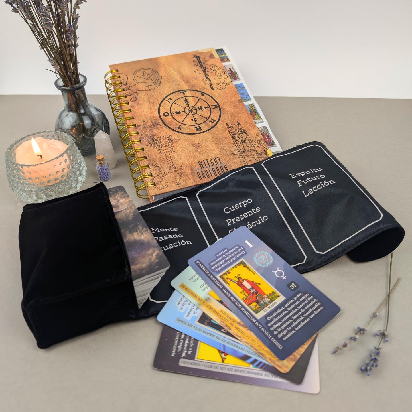 Witchy Cauldron Español Juego de Aprendizaje de Tarot Para Principiantes: Cartas de Tarot Para Principiantes, Soporte de Tarot Satinado y Diario de Tarot Español Para Planificación Espiritual.