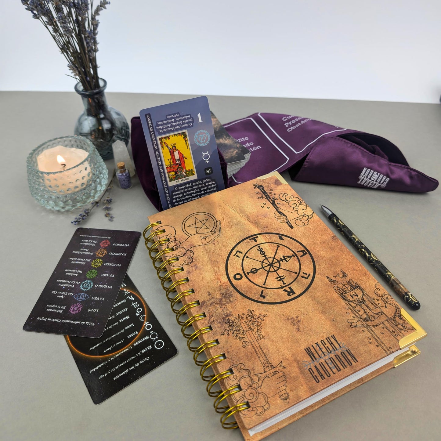 Witchy Cauldron Español Juego de Aprendizaje de Tarot Para Principiantes: Cartas de Tarot Para Principiantes, Soporte de Tarot Satinado y Diario de Tarot Español Para Planificación Espiritual.