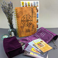 Kit de aprendizaje de tarot Witchy Cauldron para principiantes: aprendizaje de cartas del tarot para principiantes, soporte de tarot de satén y diario de tarot para planificar lo espiritual