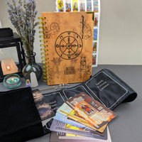 Kit de aprendizaje de tarot Witchy Cauldron para principiantes: aprendizaje de cartas del tarot para principiantes, soporte de tarot de satén y diario de tarot para planificar lo espiritual